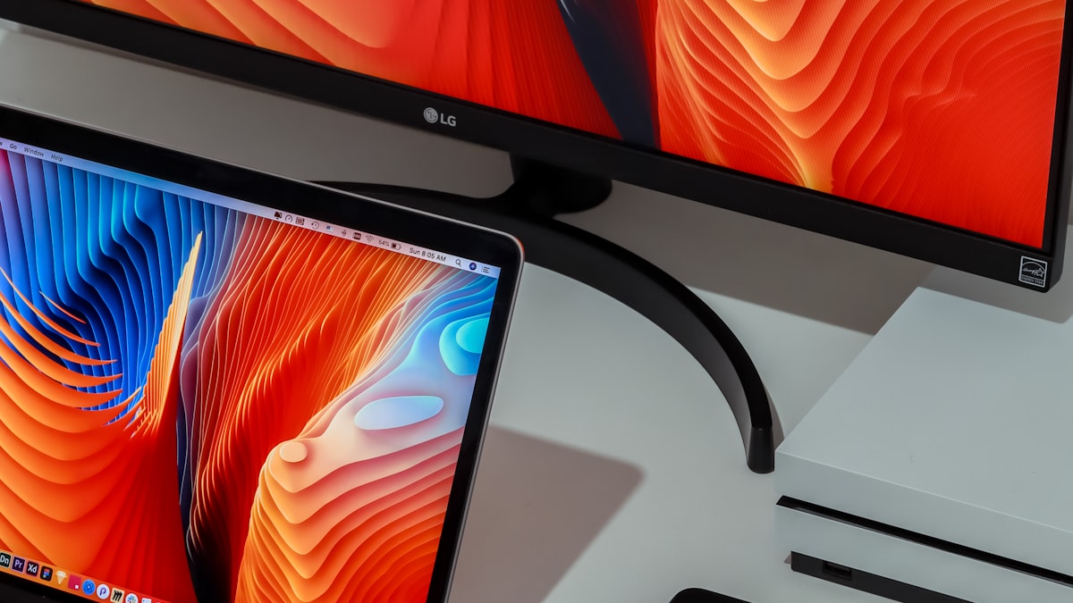 Tehnician reparând un telefon