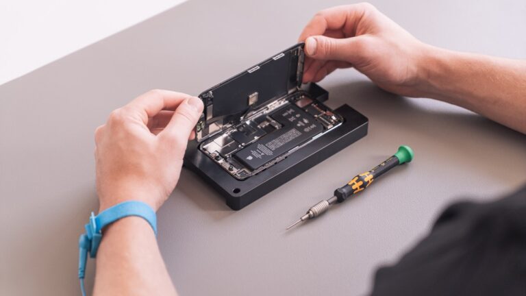 Maini tinand un dispozitiv pentru reparatie