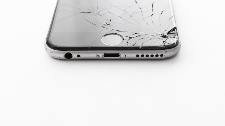 Telefon mobil spart pe masa alba