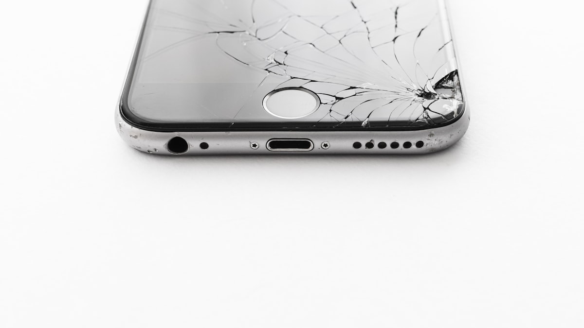 Telefon mobil spart pe masa alba