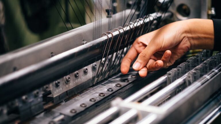 Tehnician reparand un dispozitiv electronic