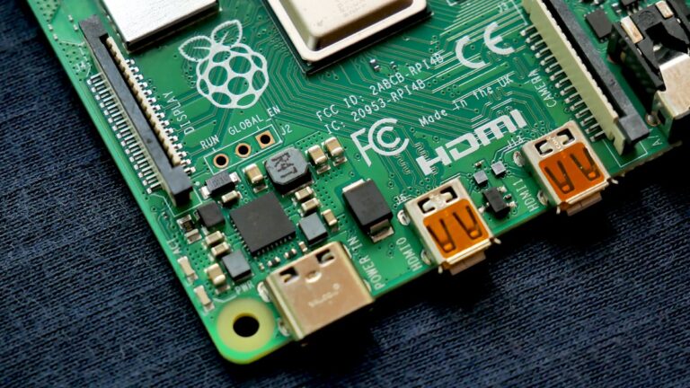 Componente electronice pe placa de circuit