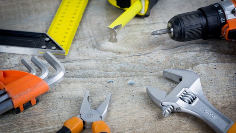 Scule si instrumente de reparatie pe masa în Bistrița