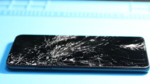 Cât costă schimbul de ecran la telefon? Prețuri reale 2026