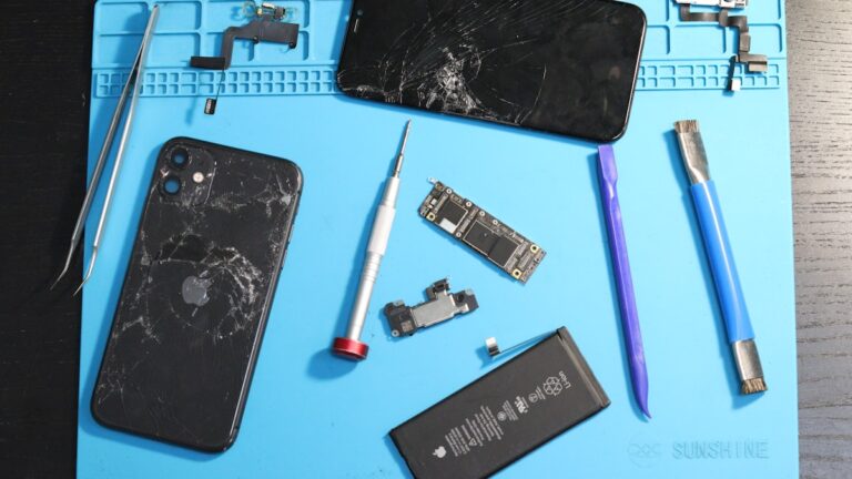 iPhone dezasamblat cu scule de reparatie