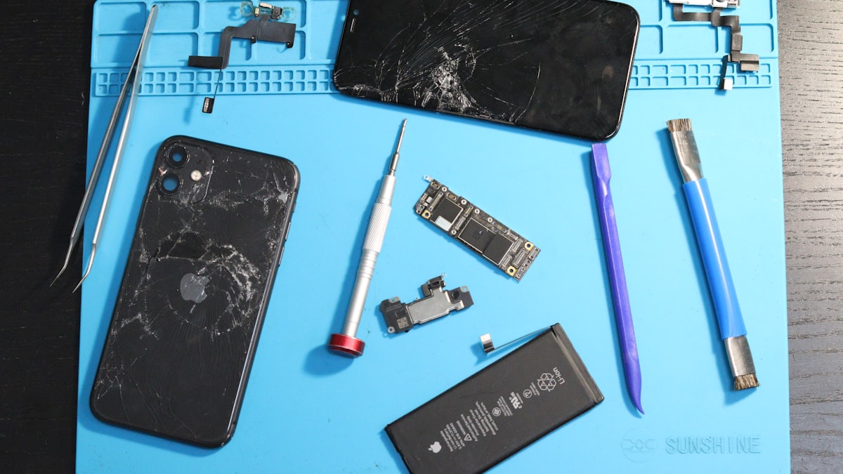 iPhone dezasamblat cu scule de reparatie