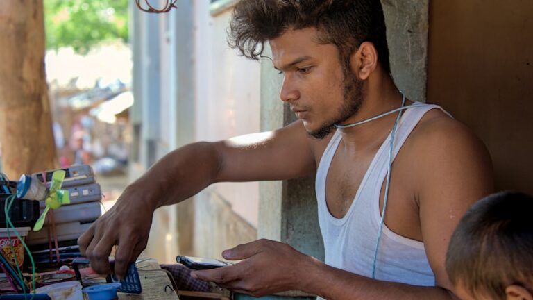 Tehnician lucrand la reparatia unui telefon