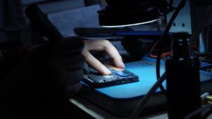 Service autorizat vs neautorizat: diferențe tehnice și când contează